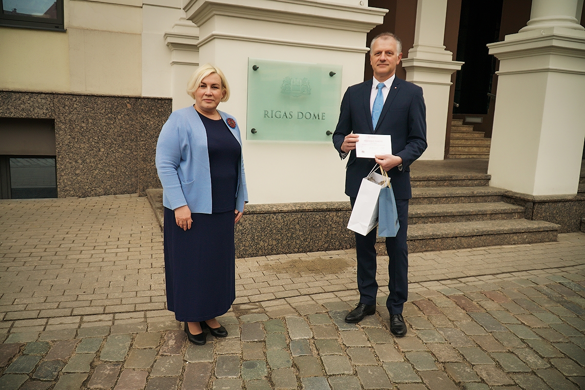 Balvu un atzinības rakstu O. Pulkam pie Rātsnama pasniedza Latvijas Sieviešu nevalstisko organizāciju sadarbības tīkla vadītāja Ineta Ielīte, ievērojot epidemioloģiskās drošības prasības.