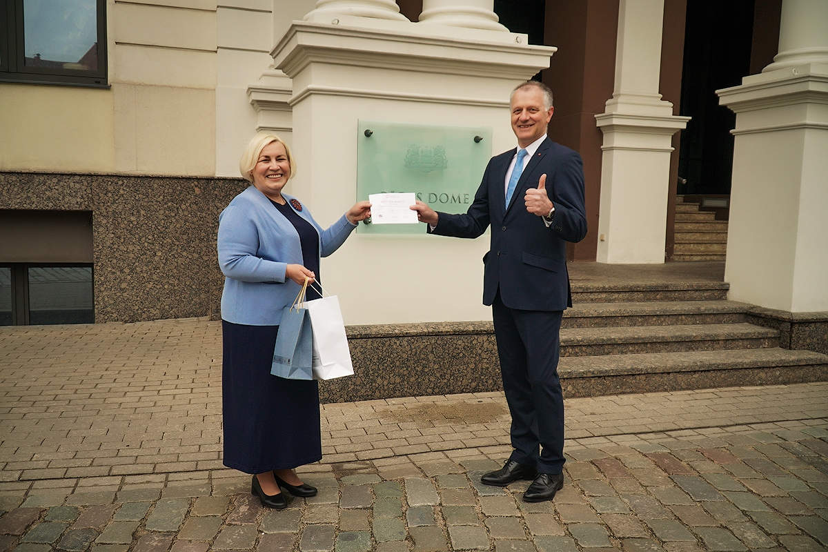 Balvu un atzinības rakstu O. Pulkam pie Rātsnama pasniedza Latvijas Sieviešu nevalstisko organizāciju sadarbības tīkla vadītāja Ineta Ielīte, ievērojot epidemioloģiskās drošības prasības.