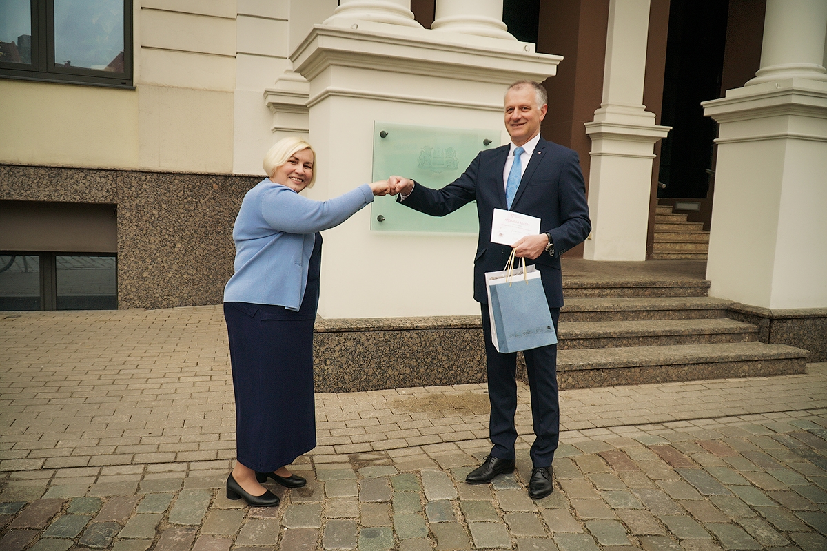 Balvu un atzinības rakstu O. Pulkam pie Rātsnama pasniedza Latvijas Sieviešu nevalstisko organizāciju sadarbības tīkla vadītāja Ineta Ielīte, ievērojot epidemioloģiskās drošības prasības.