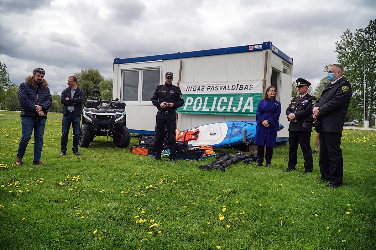 Rīgas domes priekšsēdētāja vietniece Linda Ozola un pašvaldības policijas darbinieki