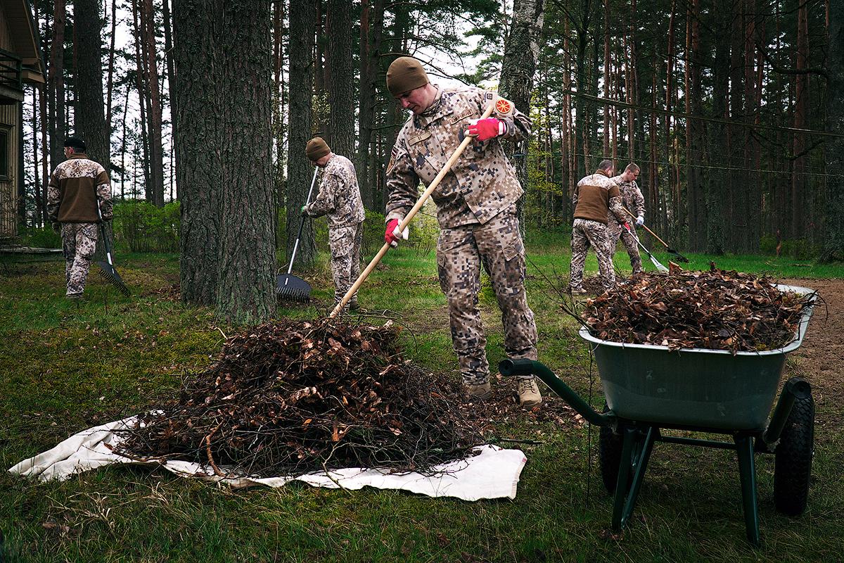 NBS Nodrošinājuma pavēlniecības karavīri sakārto Rīgas pašvaldības Bērnu un jauniešu centra vasaras mītnes teritoriju Baltezerā
