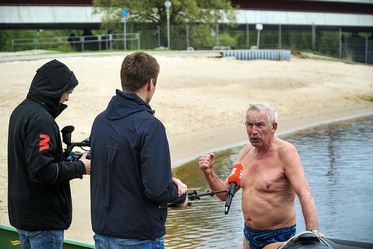 Peldētājs sniedz interviju