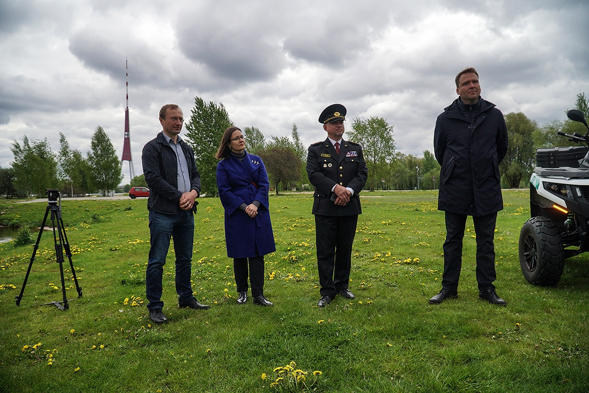Rīgas domes priekšsēdētāja vietniece Linda Ozola un Pašvaldības policijas pārstāvji