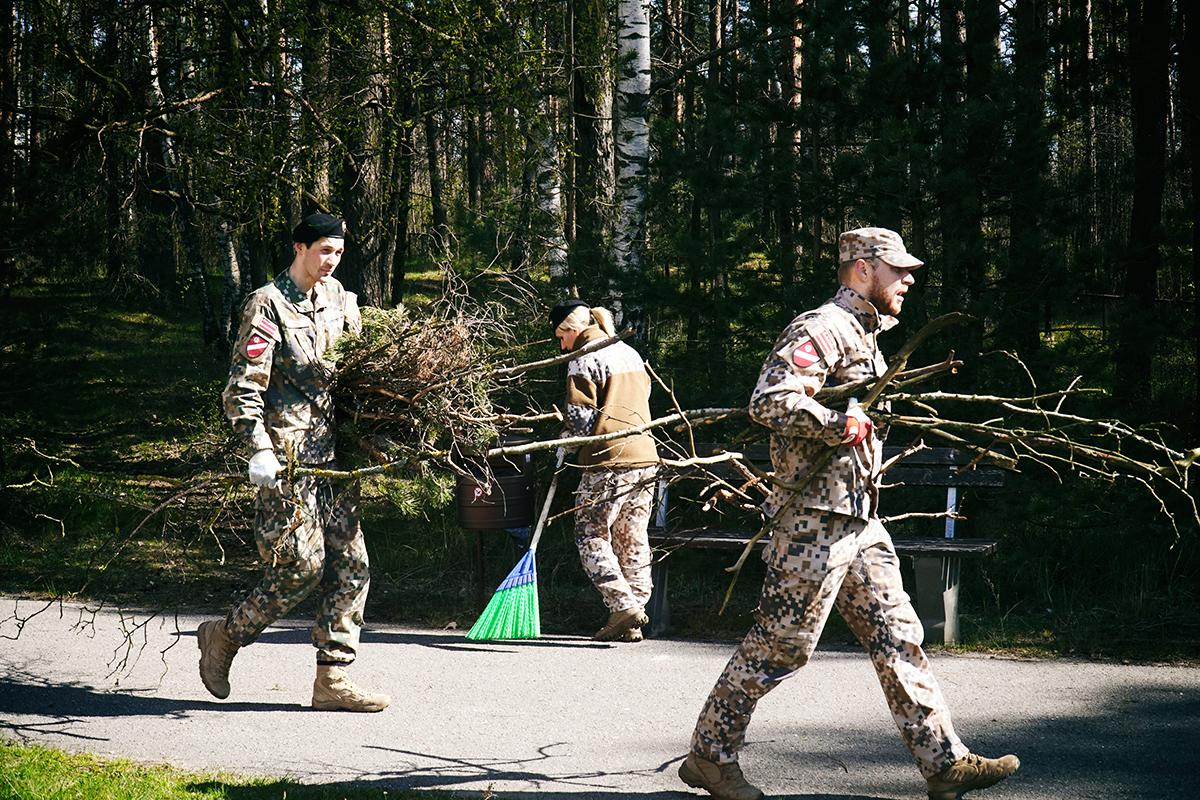 Zemessardzes Studentu bataljona un 13. kājnieku bataljona piedalās sociālās aprūpes centra “Gaiļezers” teritorijas sakārtošanā