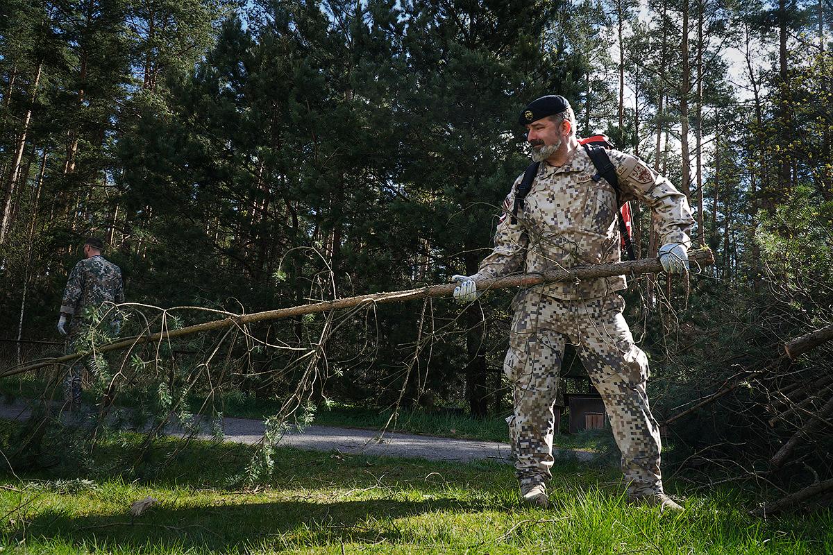 Zemessardzes Studentu bataljona un 13. kājnieku bataljona piedalās sociālās aprūpes centra “Gaiļezers” teritorijas sakārtošanā