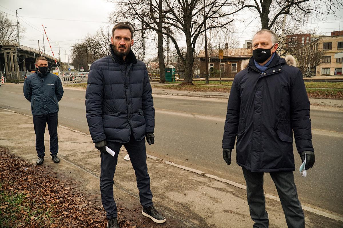 Satiksmes departamenta direktors Vitālijs Reinbahs un Satiksmes un transporta lietu komitejas priekšsēdētājs Olafs Pulks