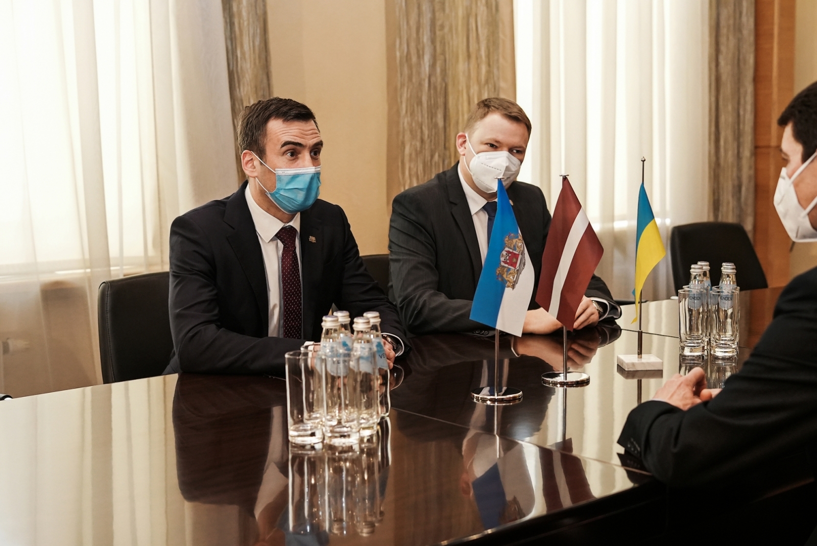 Domes vadība tiekas ar Ukrainas vēstnieku