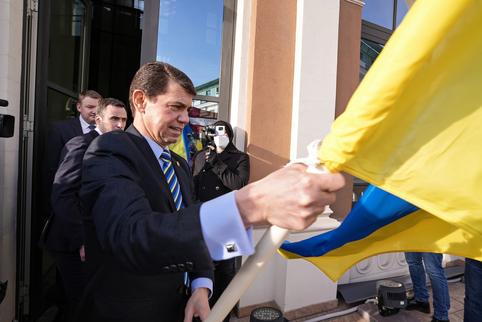 Paceļ Ukrainas karogu