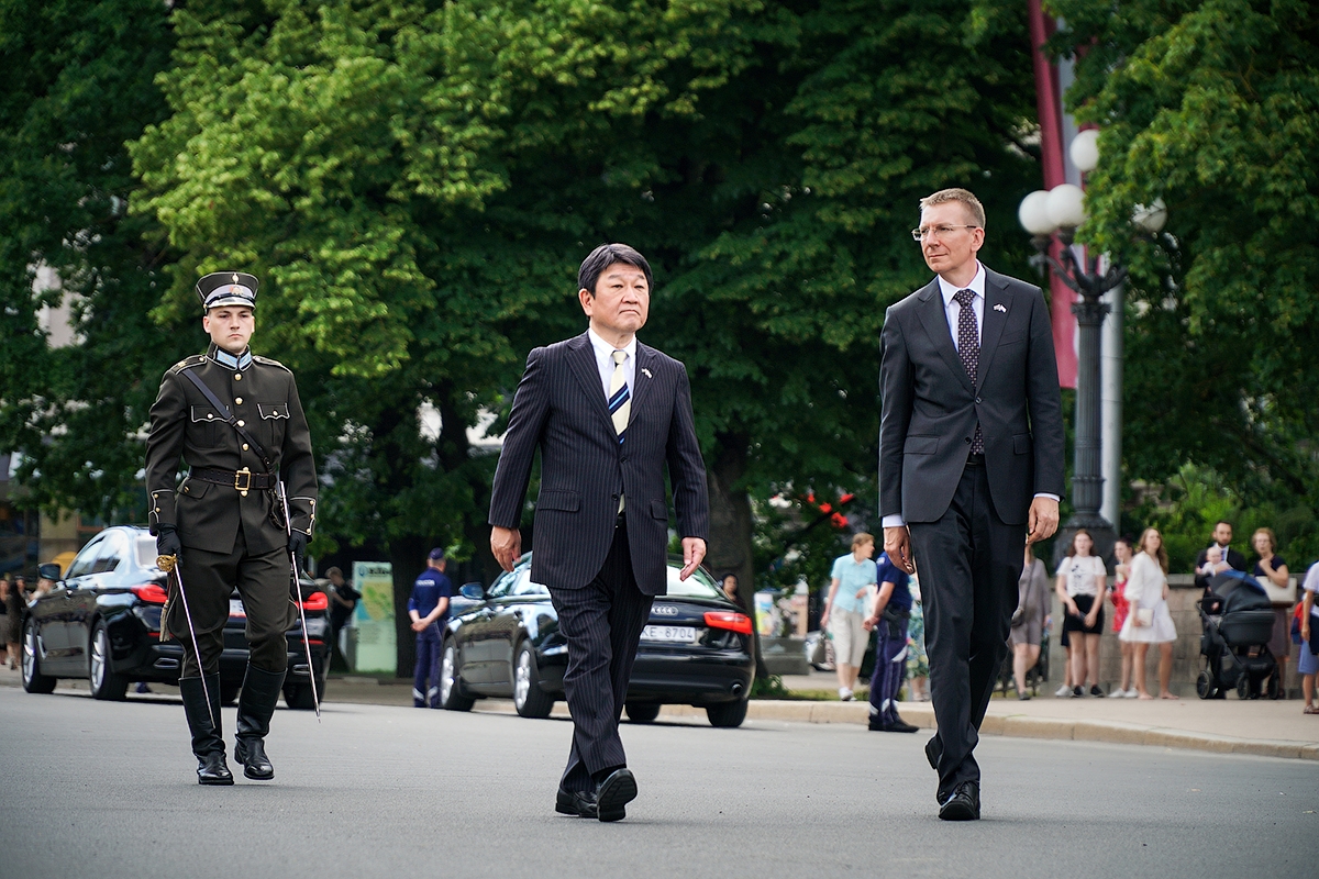 Japānas ārlietu ministrs Tošimicu Motegi, Rīgas domes priekšsēdētāja pienākumu izpildītāju Edvards Smiltēns un Latvijas ārlietu ministru Edgars Rinkēvičs