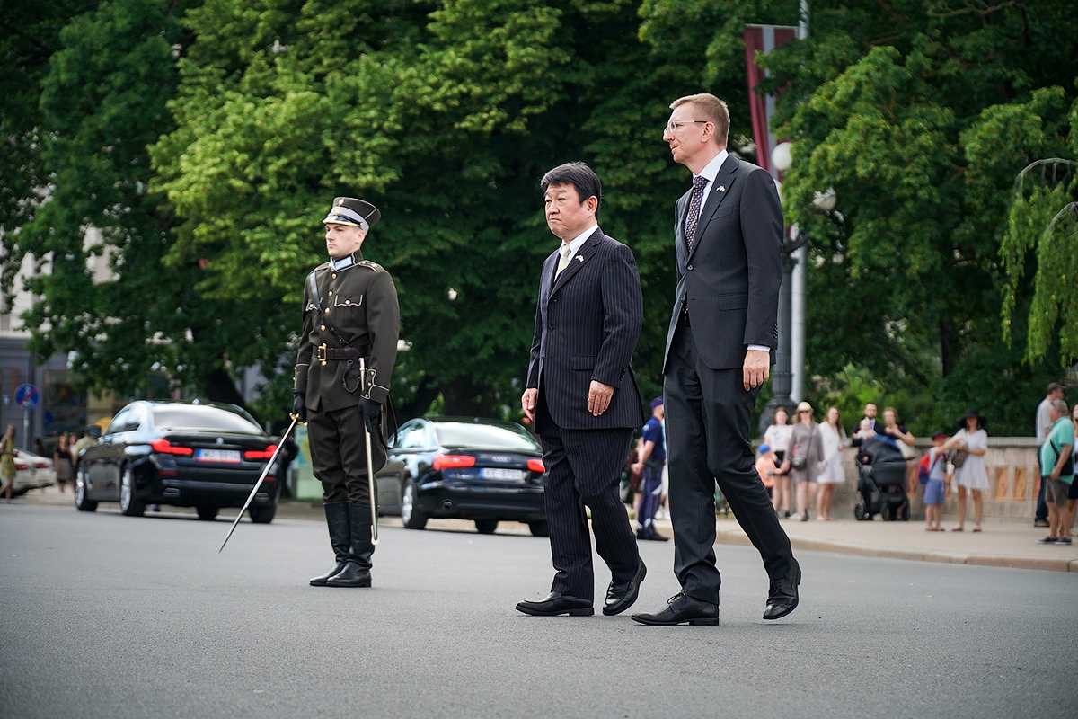 Japānas ārlietu ministrs Tošimicu Motegi, Rīgas domes priekšsēdētāja pienākumu izpildītāju Edvards Smiltēns un Latvijas ārlietu ministru Edgars Rinkēvičs