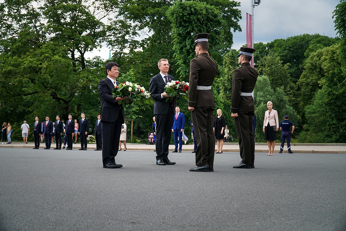 Japānas ārlietu ministrs Tošimicu Motegi, Rīgas domes priekšsēdētāja pienākumu izpildītāju Edvards Smiltēns un Latvijas ārlietu ministru Edgars Rinkēvičs noliek ziedus pie Brīvības pieminekļa