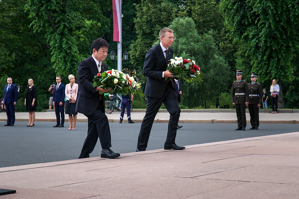 Japānas ārlietu ministrs Tošimicu Motegi, Rīgas domes priekšsēdētāja pienākumu izpildītāju Edvards Smiltēns un Latvijas ārlietu ministru Edgars Rinkēvičs noliek ziedus pie Brīvības pieminekļa