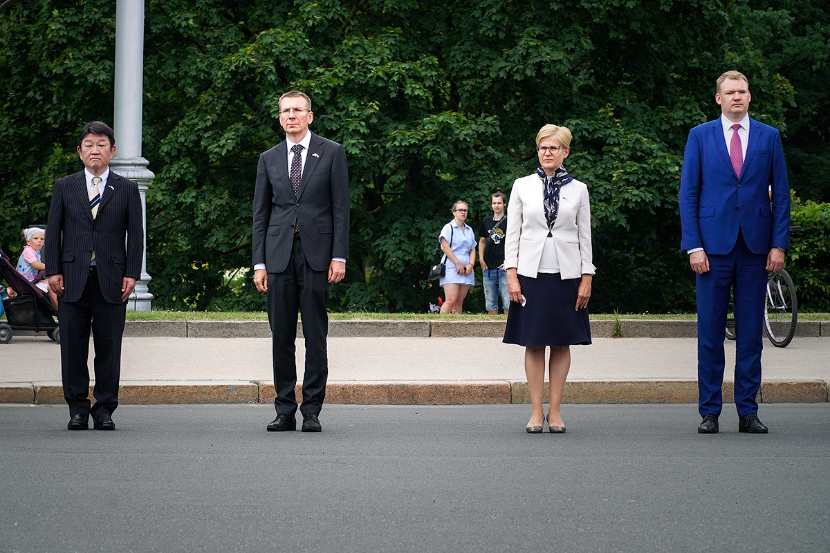 Japānas ārlietu ministrs Tošimicu Motegi, Rīgas domes priekšsēdētāja pienākumu izpildītāju Edvards Smiltēns un Latvijas ārlietu ministru Edgars Rinkēvičs