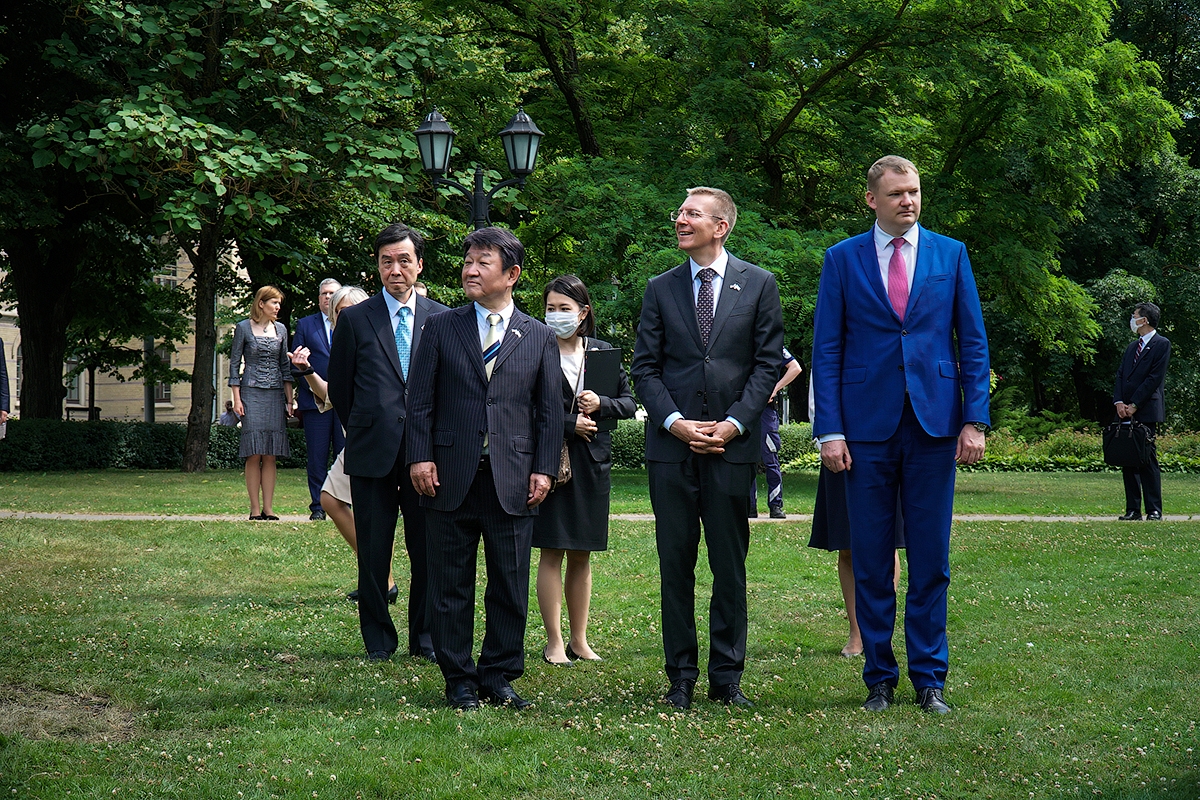 Japānas ārlietu ministrs Tošimicu Motegi, Rīgas domes priekšsēdētāja pienākumu izpildītāju Edvards Smiltēns un Latvijas ārlietu ministru Edgars Rinkēvičs