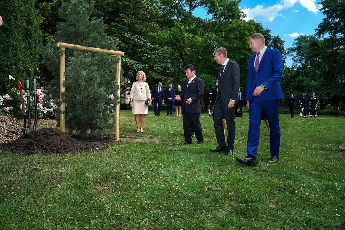 Japānas ārlietu ministrs Tošimicu Motegi, Rīgas domes priekšsēdētāja pienākumu izpildītāju Edvards Smiltēns un Latvijas ārlietu ministru Edgars Rinkēvičs