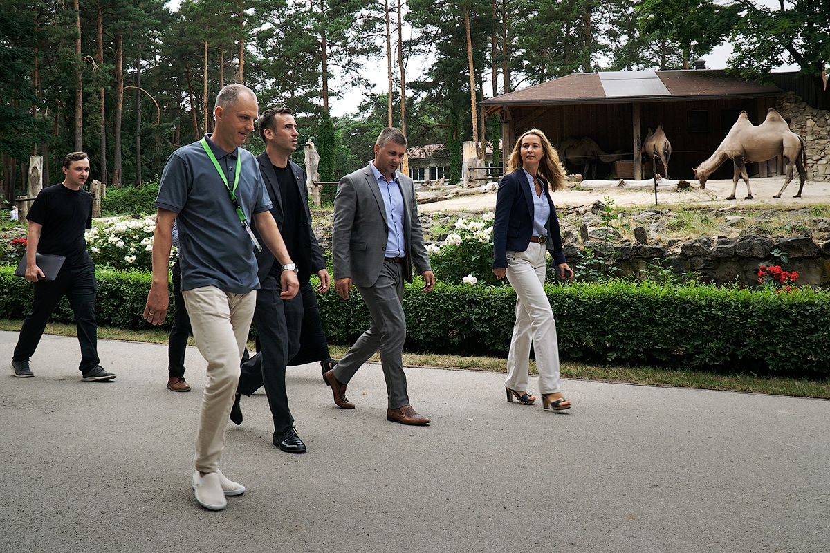 Rīgas domes vadība apmeklē Zooloģisko dārzu