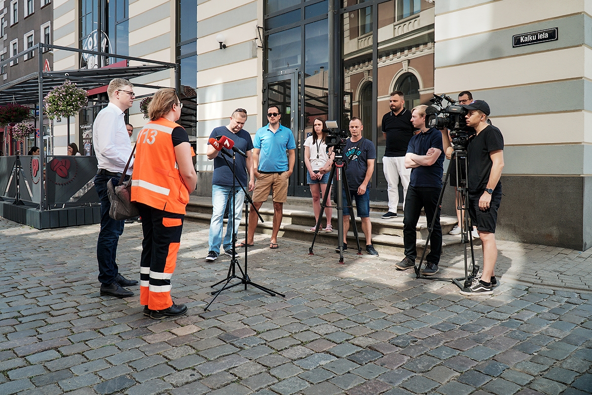 Rīgas domes priekšsēdētāja pienākumu izpildītājs Vilnis Ķirsis un NMPD  vadītāja Liene Cipule atbild uz jautājumiem