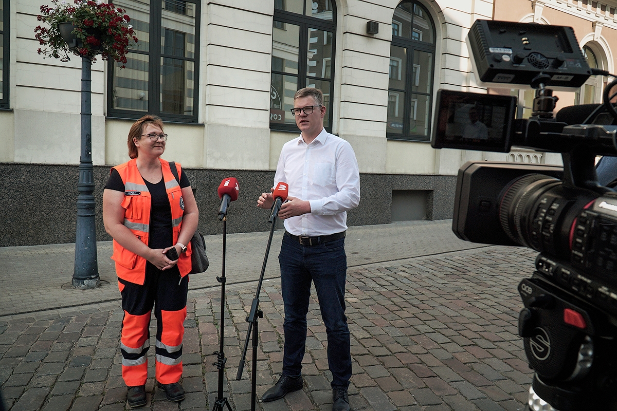 Rīgas domes priekšsēdētāja pienākumu izpildītājs Vilnis Ķirsis un NMPD  vadītāja Liene Cipule atbild uz jautājumiem