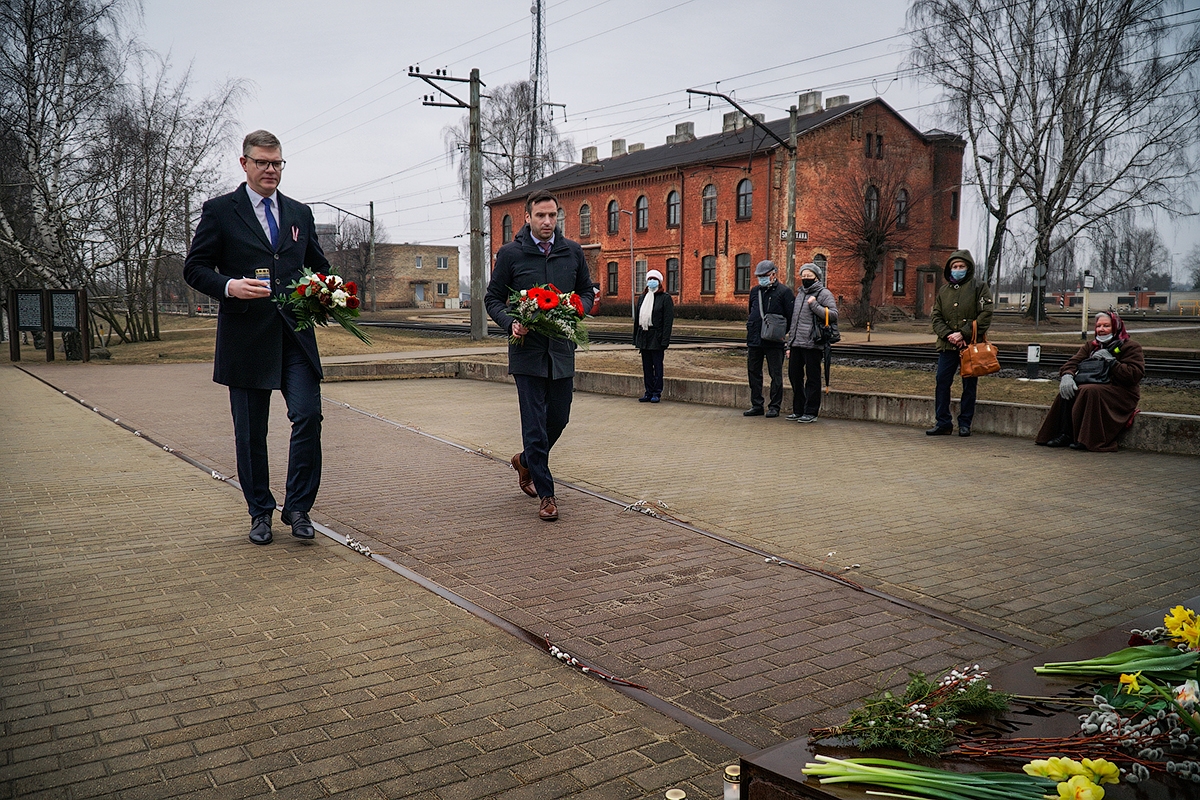  Rīgas domes priekšsēdētājs Mārtiņš Staķis un vicemērs Vilnis Ķirsis noliek ziedus pie Šķirotavas stacijas