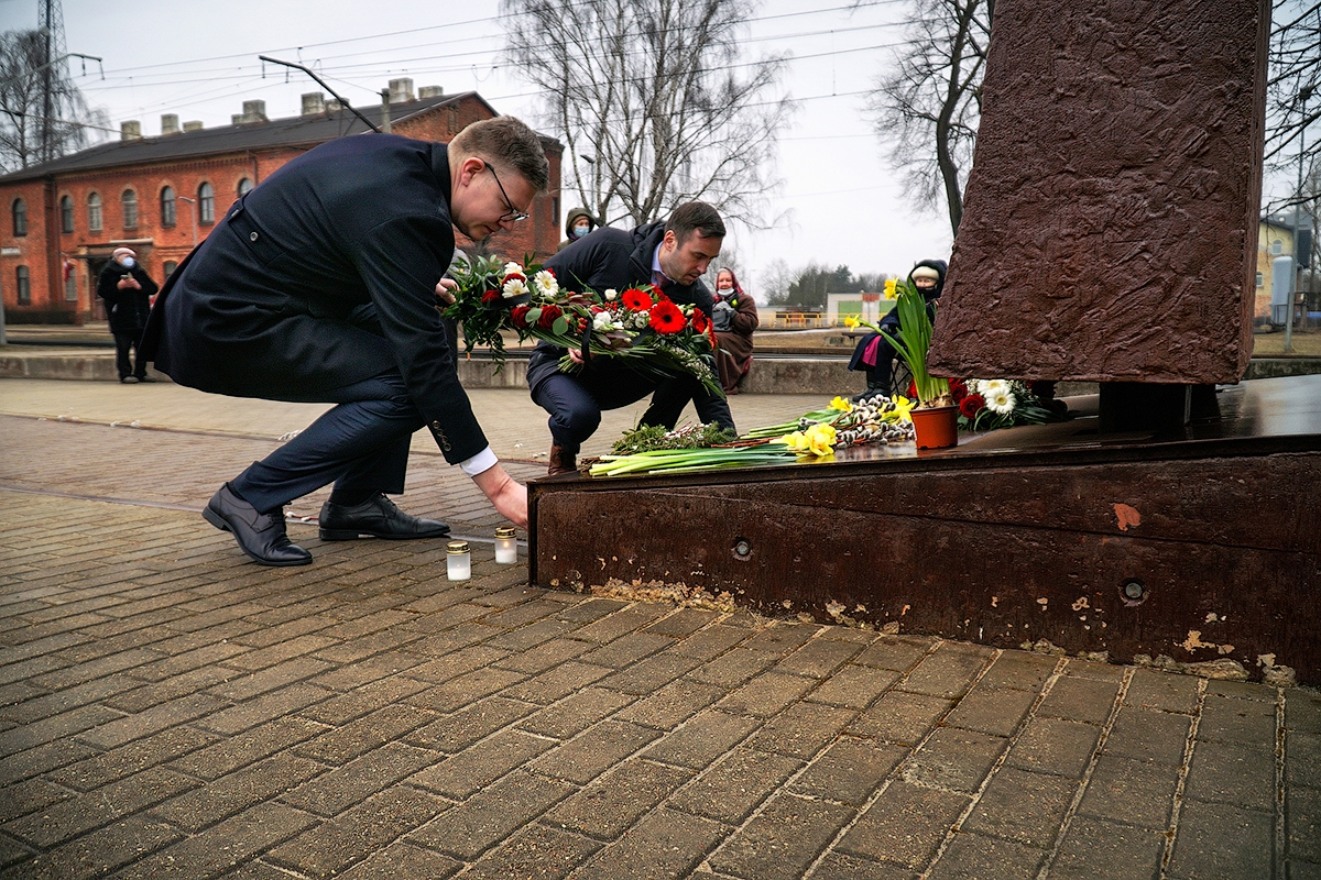  Rīgas domes priekšsēdētājs Mārtiņš Staķis un vicemērs Vilnis Ķirsis noliek ziedus pie Šķirotavas stacijas