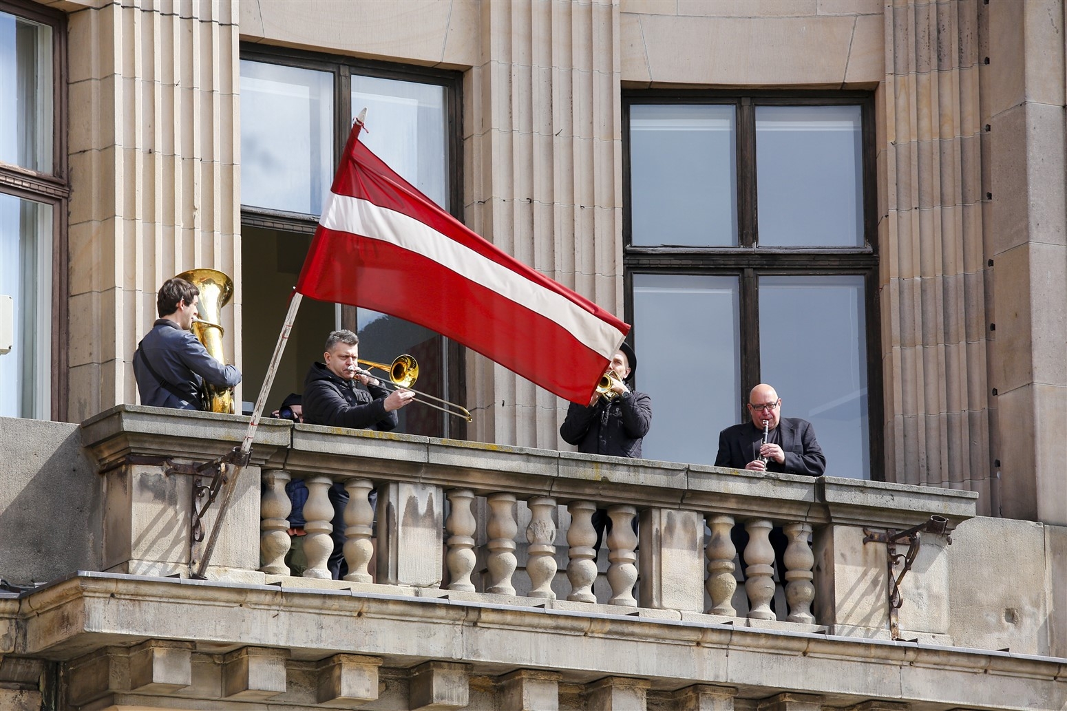 Mūziķi spēlē uz Radio mājas balkona