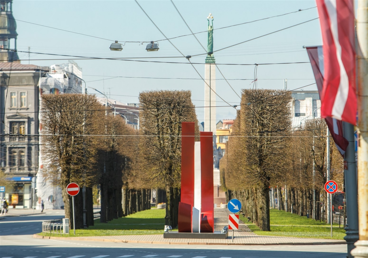 Brīvības piemineklis un valsts karogi