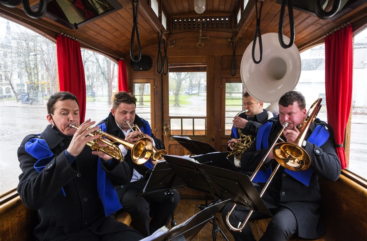 Mūziķi retro tramvajā apceļo Rīgas apkaimes