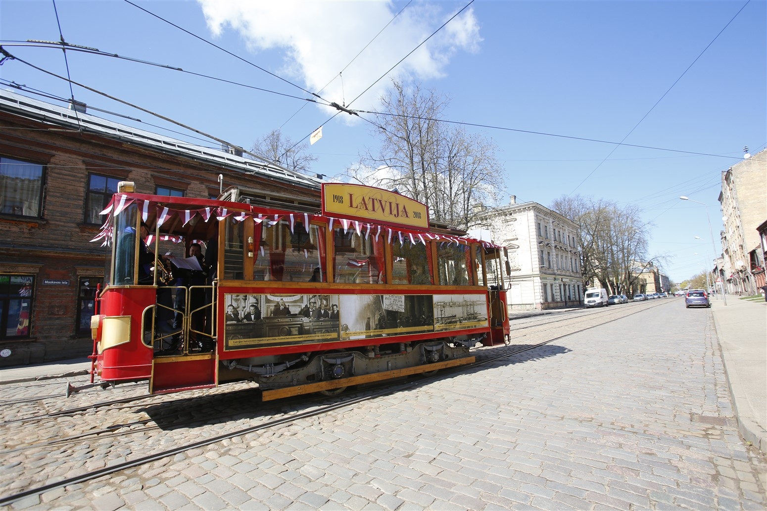 Mūziķi retro tramvajā apceļo Rīgas apkaimes