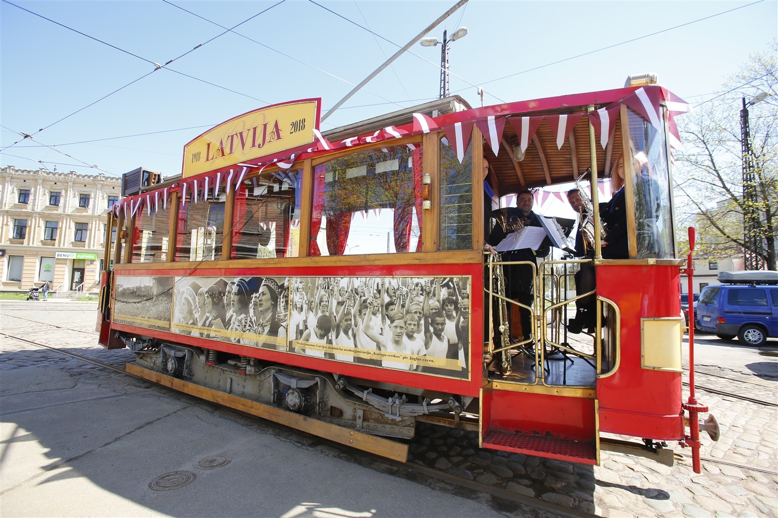 Mūziķi retro tramvajā apceļo Rīgas apkaimes