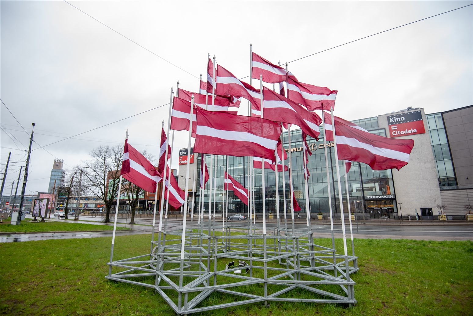 Latvijas valsts karogi