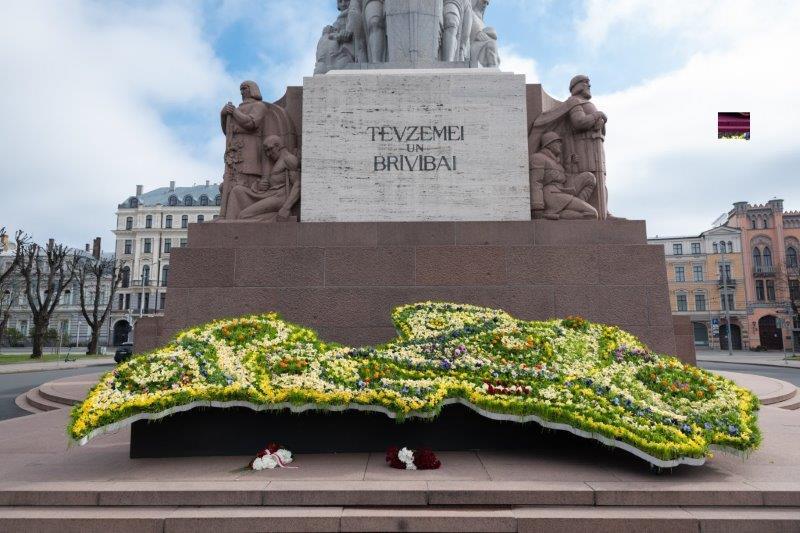 Brīvības piemineklis Ziedu Latvija