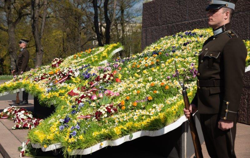 Brīvības piemineklis Ziedu Latvija