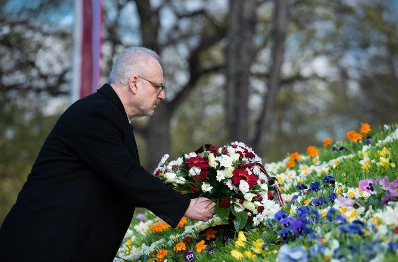 Valsts prezidents Egils Levits noliek ziedus pie Brīvības pieminekļa