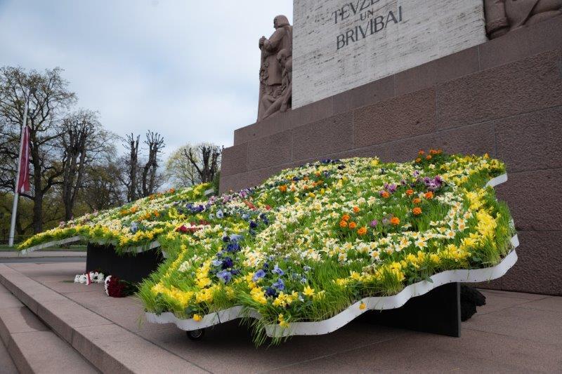 Brīvības piemineklis Ziedu Latvija