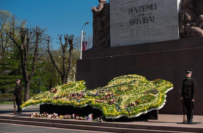 Brīvības piemineklis Ziedu Latvija