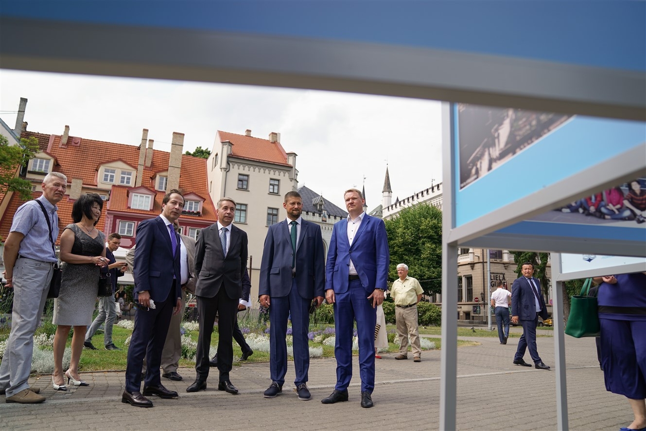 Rīgas domes priekšsēdētāja vietnieks Edvards Smiltēns un pilnvarotais Kazahstānas Republikas vēstnieks Latvijā Timurs Primbetovs Līvu laukumā atklāj fotoizstādi par Kazahstānas galvaspilsētu Nursultanu