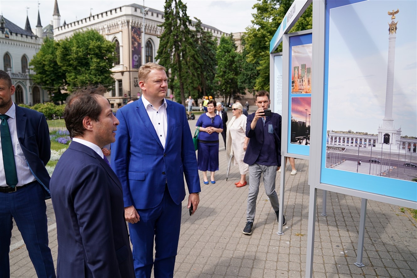 Rīgas domes priekšsēdētāja vietnieks Edvards Smiltēns un pilnvarotais Kazahstānas Republikas vēstnieks Latvijā Timurs Primbetovs Līvu laukumā atklāj fotoizstādi par Kazahstānas galvaspilsētu Nursultanu