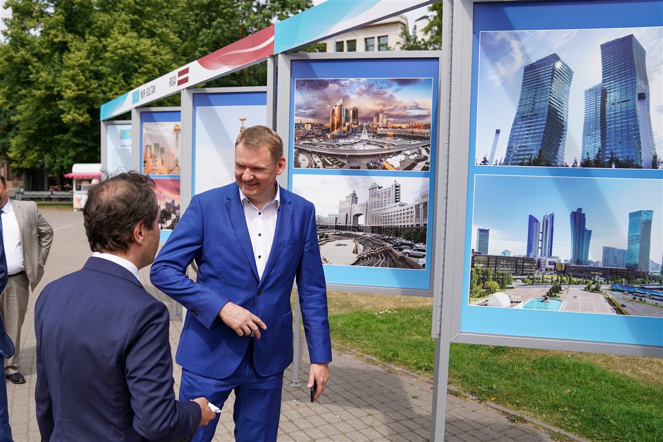 Rīgas domes priekšsēdētāja vietnieks Edvards Smiltēns un pilnvarotais Kazahstānas Republikas vēstnieks Latvijā Timurs Primbetovs Līvu laukumā atklāj fotoizstādi par Kazahstānas galvaspilsētu Nursultanu