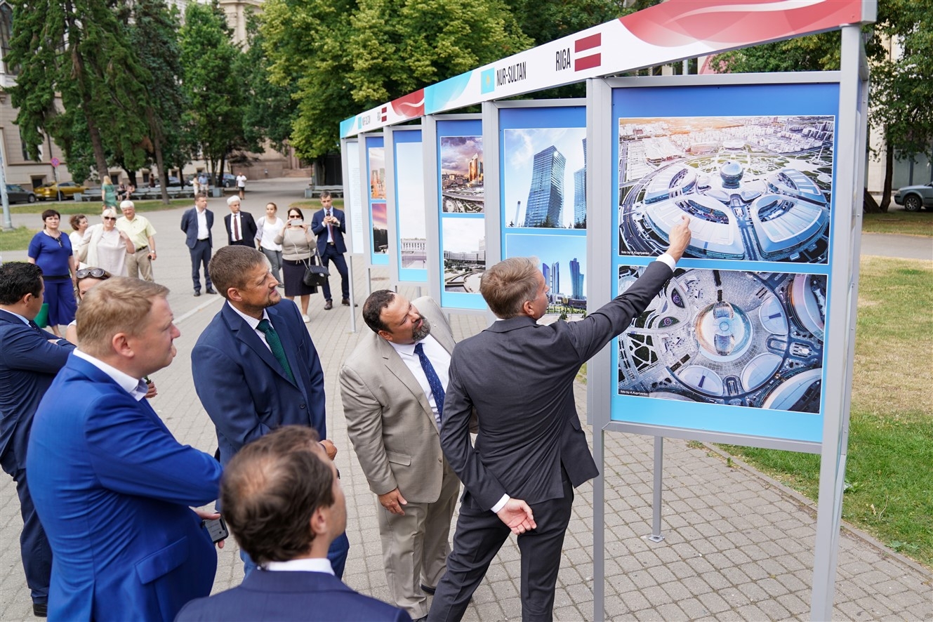 Rīgas domes priekšsēdētāja vietnieks Edvards Smiltēns un pilnvarotais Kazahstānas Republikas vēstnieks Latvijā Timurs Primbetovs Līvu laukumā atklāj fotoizstādi par Kazahstānas galvaspilsētu Nursultanu