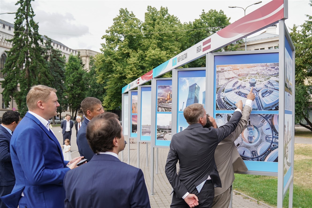 Rīgas domes priekšsēdētāja vietnieks Edvards Smiltēns un pilnvarotais Kazahstānas Republikas vēstnieks Latvijā Timurs Primbetovs Līvu laukumā atklāj fotoizstādi par Kazahstānas galvaspilsētu Nursultanu