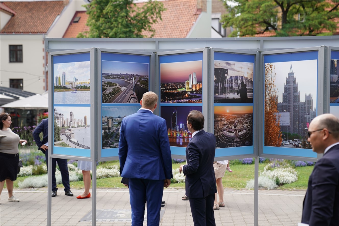 Rīgas domes priekšsēdētāja vietnieks Edvards Smiltēns un pilnvarotais Kazahstānas Republikas vēstnieks Latvijā Timurs Primbetovs Līvu laukumā atklāj fotoizstādi par Kazahstānas galvaspilsētu Nursultanu