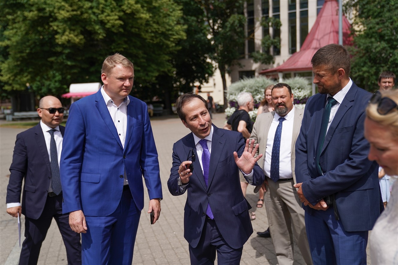 Rīgas domes priekšsēdētāja vietnieks Edvards Smiltēns un pilnvarotais Kazahstānas Republikas vēstnieks Latvijā Timurs Primbetovs Līvu laukumā atklāj fotoizstādi par Kazahstānas galvaspilsētu Nursultanu