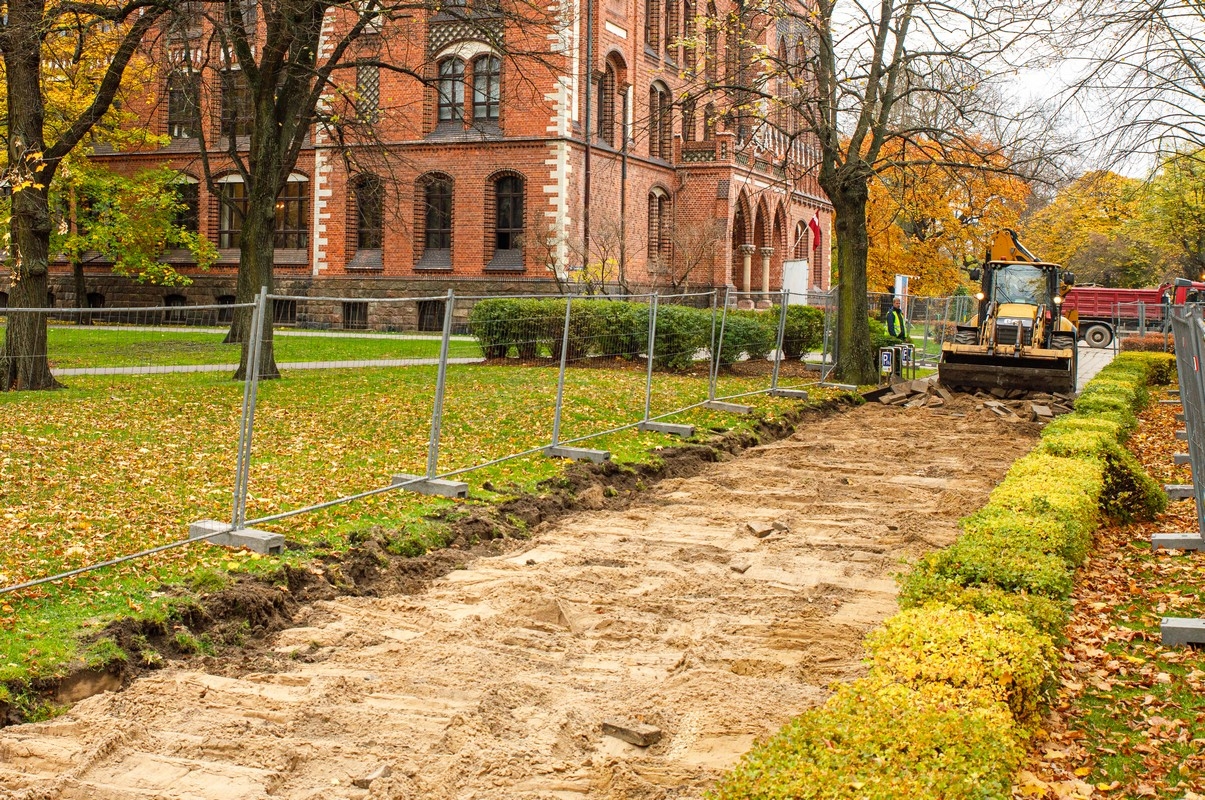 Esplanādē sākta novecojušā celiņu seguma nomaiņa