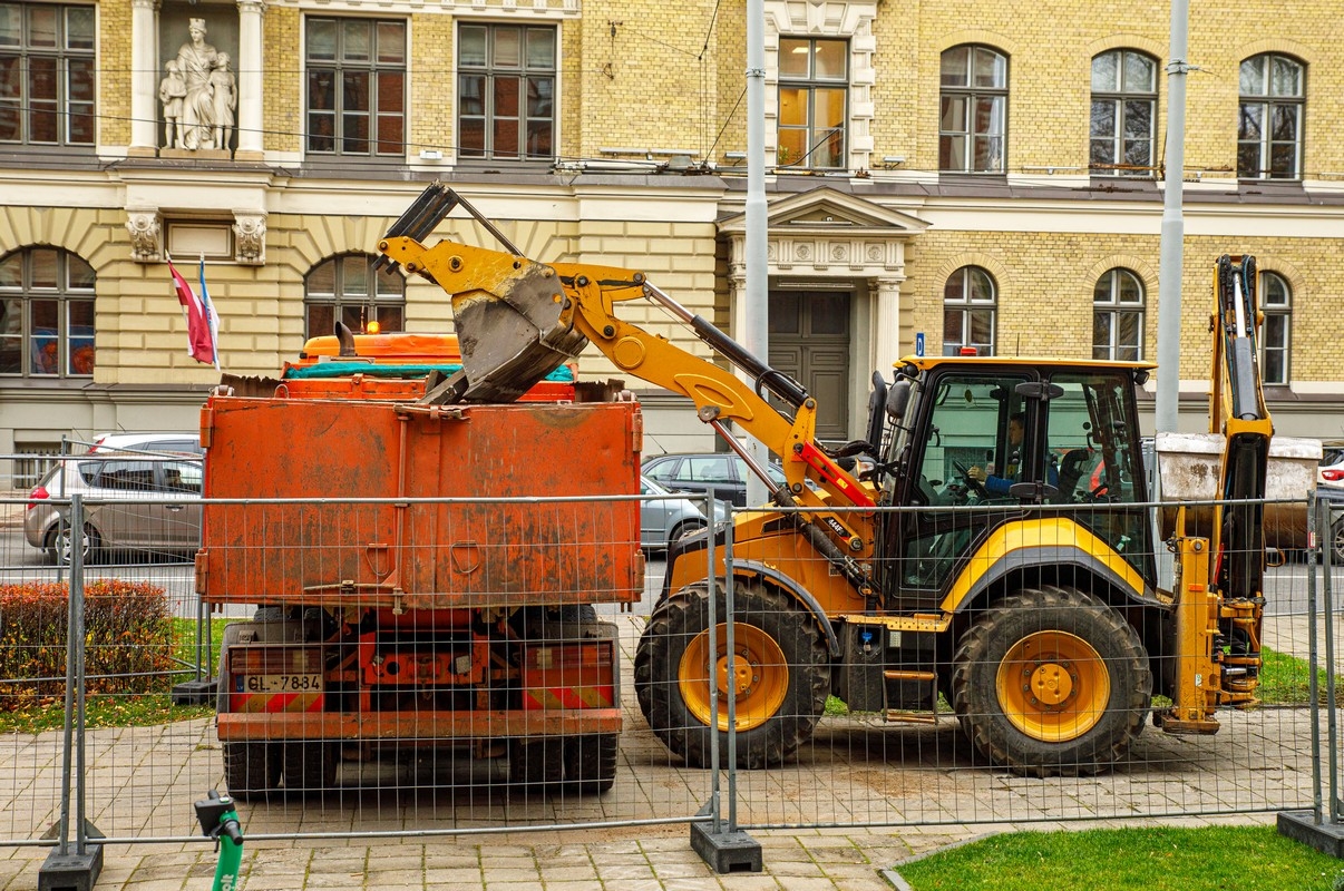 Traktors krauj iekšā noraktās plāksnes