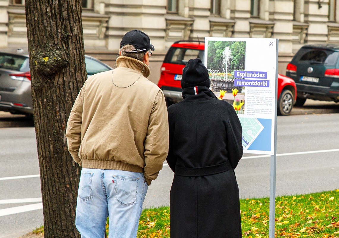 Cilvēki lasa informāciju