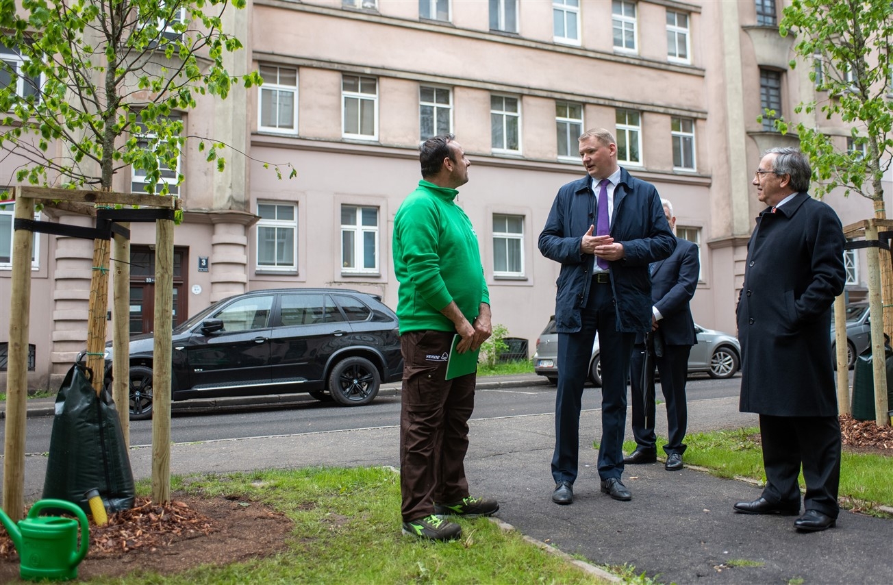 Rīgas domes priekšsēdētāja vietnieks Edvards Smiltēns, Itālijas vēstnieks Latvijā Stefano Taljāni de Markjo un itāļu uzņēmuma “Verde s.r.l” īpašnieks Alessandro Verde. 