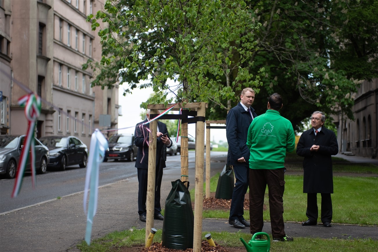 Rīgas domes priekšsēdētāja vietnieks Edvards Smiltēns, Itālijas vēstnieks Latvijā Stefano Taljāni de Markjo un itāļu uzņēmuma “Verde s.r.l” īpašnieks Alessandro Verde. 