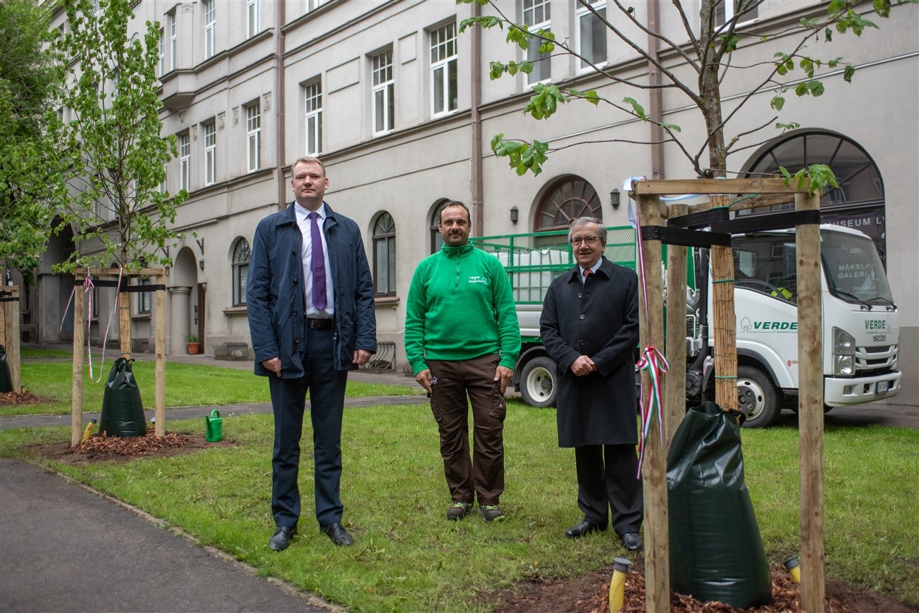 Rīgas domes priekšsēdētāja vietnieks Edvards Smiltēns, Itālijas vēstnieks Latvijā Stefano Taljāni de Markjo un itāļu uzņēmuma “Verde s.r.l” īpašnieks Alessandro Verde. 