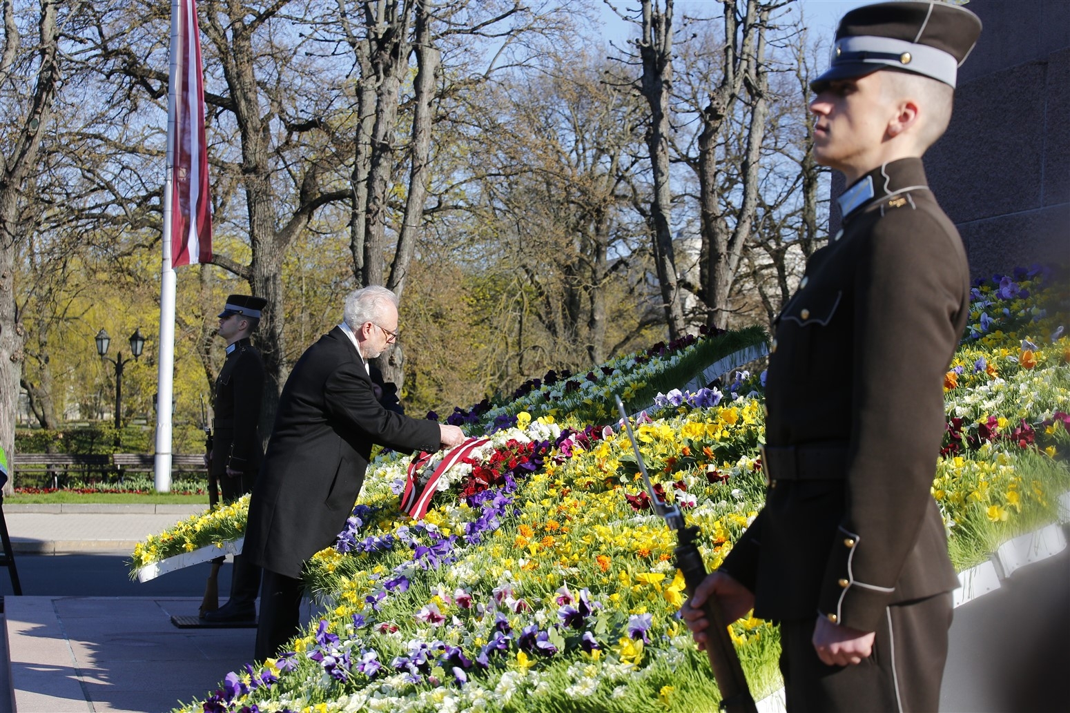 Valsts prezidents no liek ziedus pie Brīvības pieminekļa