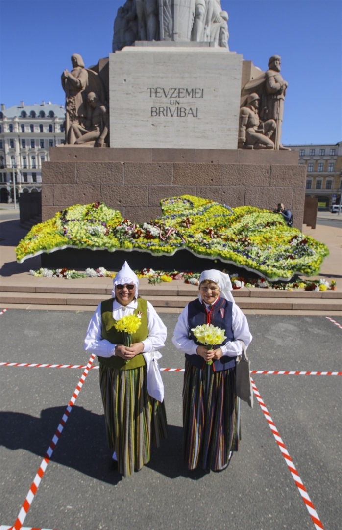 Cilvēki pie Brīvības pieminekļa